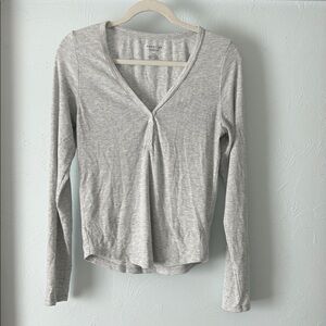 American Eagle Outfitters Light Gray Long Sleeve Quarter Button V-Neck Top